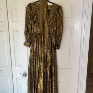 00 runs small, looks extremely luxurious and fancy! Never worn